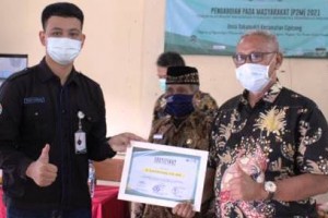 Bupati Kuningan menerima sertifikat usai menutup P2M UPI periode 2020-2021.
